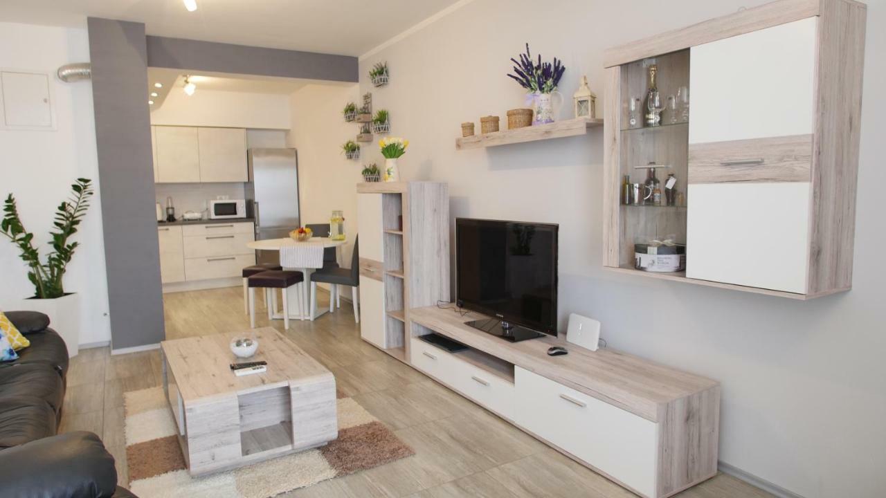 Апартаменты Spacious With Private Parking Пула